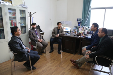 与中语系主任李江杰单独交流 与中语系主任李江杰单独交流