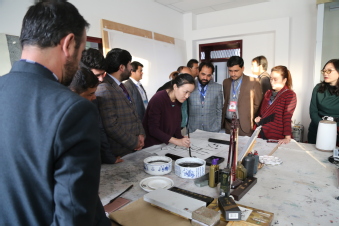 陈敏老师为学员示范书法临摹 陈敏老师为学员示范书法临摹